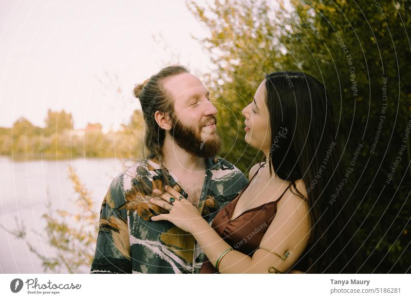 Fotoshooting eines Paares im Sommer am Fluss Liebe Glück Frau Mann Zusammensein heiter Menschen Kaukasier Erwachsener jung Partnerschaft Lifestyle Lächeln