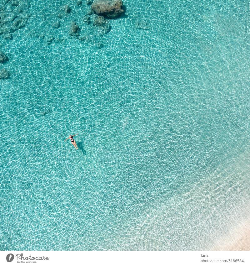 ein Tag am Meer Kreta Mittelmeer Frau Ferien & Urlaub & Reisen Tourismus Küste Wasser Griechenland Erholung Strand Sommer Außenaufnahme Vogelperspektive Idylle