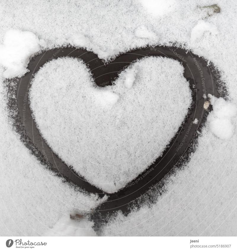 Eiskaltes Herz herzförmig Schnee Liebe Verliebtheit Liebesgruß Zeichen Valentinstag Symbole & Metaphern Gefühle gefroren eisig Romantik Winter weiß Gefühlskälte