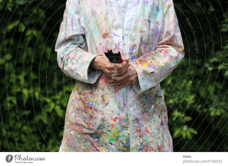 kunterbunt | Künstler mit Werkzeug Maler Kittel Malerkittel Pinsel Beruf Leidenschaft Wald Farben Kunst Arbeitskleidung Kreativität mehrfarbig Malutensilien