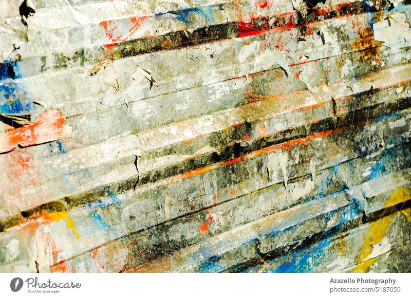 Metallhintergrund mit Farbanstrich und Papierschnipseln. abstrakt gealtert Legierung Aluminium Leichtmetall abgekantet Hintergrund abschließen Farbe Beschädigte