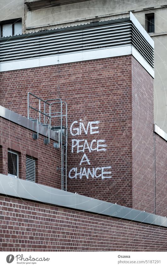 GiVE PEACE A CHANCE Frieden Peace Give peace a chance Wand Mauer Fassade Graffiti Klinker Botschaft Krieg Hoffnung Friedenswunsch Zeichen Symbole & Metaphern