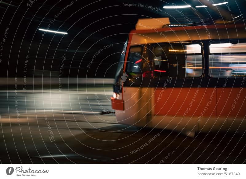 Straßenbahn bei Nacht Straßenbahnlinien Langzeitbelichtung Langzeitbelichtungsfotografie Nachtleben Nachtaufnahme Bratislava Nachtlicht Nachtstimmung