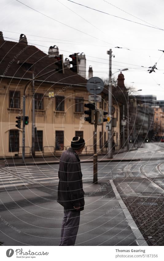 Einsamer älterer Mann auf der Straße Streetstyle älterer Herr Älteres Alter Alleinstehender Mann einsam Einsamkeit alt alter Mann Bratislava
