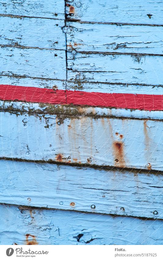 verwitterte Lackierung an altem Fischerboot Boot Planken Holz blau rot Außenaufnahme Farbfoto Schifffahrt maritim Wasserfahrzeug Hafen Fischkutter Tag