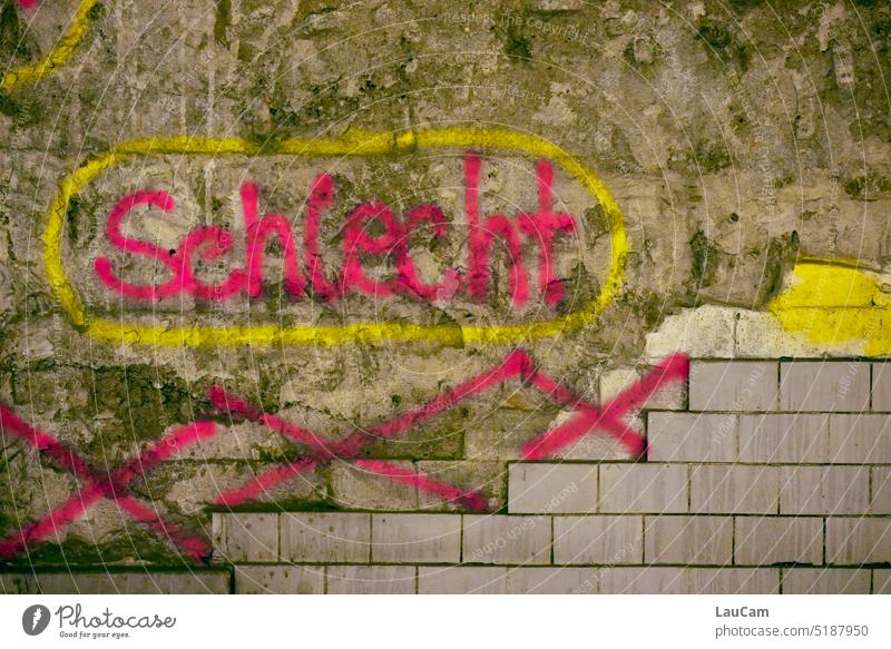 schlecht ist schlecht zu lesen Wort Schrift Graffiti unleserlich unscharf Mauer marode abgewrackt Schmiererei Schriftzeichen Wand Typographie trashig