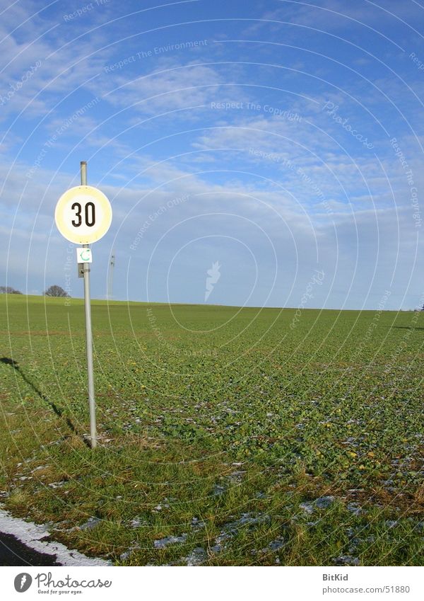 30 auf Gras Verkehrsschild Feld Kilometer pro Stunde Geschwindigkeit Wolken Landschaft Himmel Amerika Wege & Pfade Schilder & Markierungen