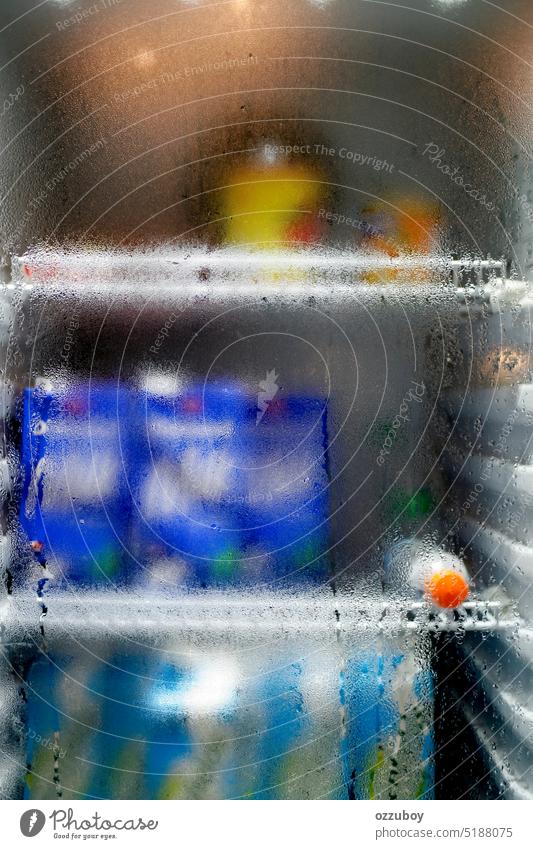 Nahaufnahme von Wassertröpfchen auf dem Glas des Kühlschranks. Kondensationsbedingungen des Wassers im Kühlschrank Hintergrund Kondenswasser nass Tröpfchen
