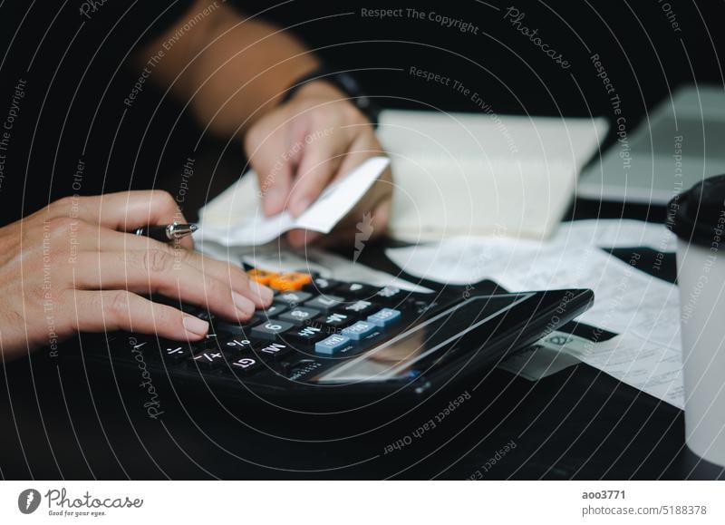 Man Hand hält Rechnung und Stift mit Taschenrechner Aufwand oder Steuer-Quittung. Business Finance-Konzept. Rechner Finanzen Banking Papierkram Bericht Kontor
