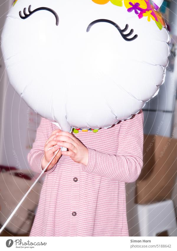 Kind mit Luftballon Geburtstag verstecken Maske Freude spielerisch Feste & Feiern Gesicht Prosopagnosie Gesichtsblindheit Party anonym Fröhlichkeit