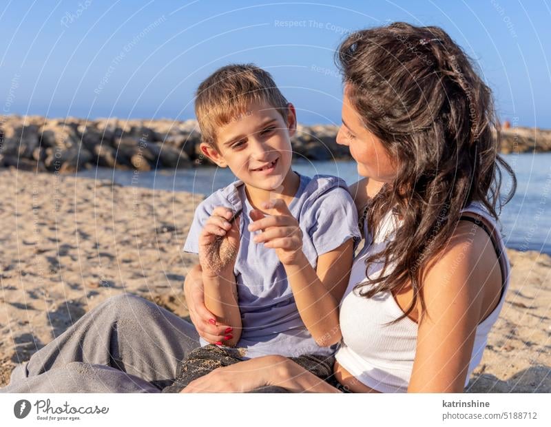 Glückliche Mutter und Sohn spielen am Strand in einem sonnigen Tag am Sonnenuntergang. Familie zusammen MEER im Freien Kleinkind kleiner Junge Kind Zusammensein