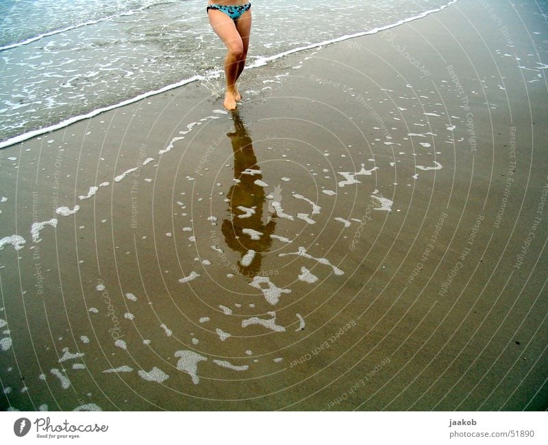 Strand Mädchen Frau Wellen rennen Wasser