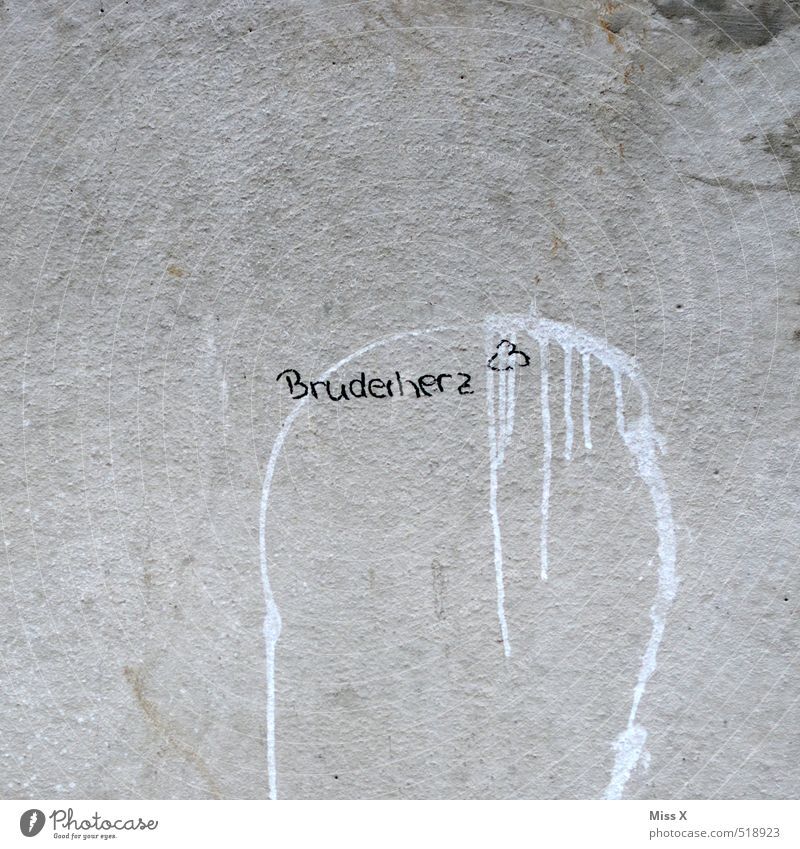 Bruderherz maskulin Geschwister Mauer Wand Fassade Zeichen Schriftzeichen Herz dreckig Gefühle Stimmung Freundschaft Zusammensein Liebe herzförmig