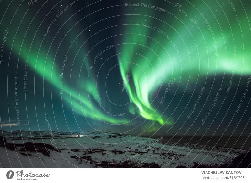 Aurora im Norden des Winters, an den Ufern der Barentssee Nordlicht Sternenhimmel