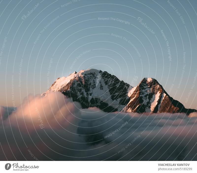 Berglandschaft über den Wolken bei Sonnenaufgang Berge u. Gebirge Klettern Steine Landschaft Himmel Sonnenuntergang