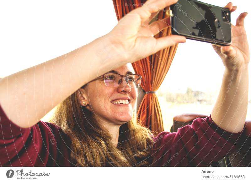Schaut, wie schön es hier ist! Frau junge Frau lachend Smartphone Reise Busreise Video Selfie Lächeln Telefon glücklich Glück Urlaub Lifestyle Handy