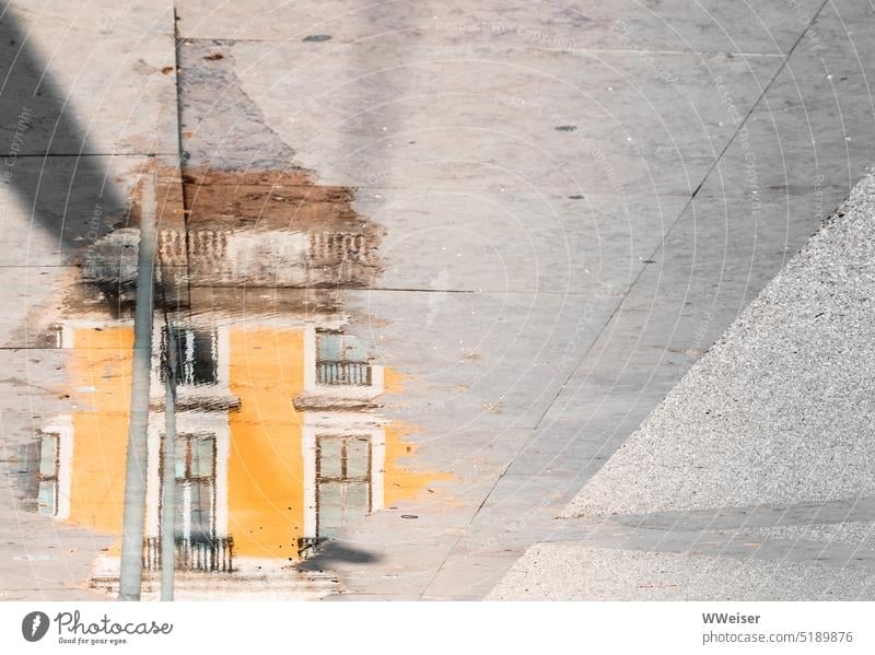 In der Pfütze spiegelt sich ein sonnengelbes Wohnhaus, mediterraner Stil Bürgersteig Platz Fußgängerweg Fassade Haus spiegeln Reflexion & Spiegelung Wasser