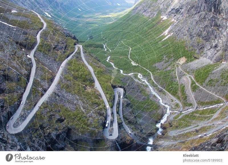 Trollstigen in Norwegen - Spektakuläre Serpentinenstraße - Kurvenschwingen bekannt Motorradfahren Aussichtsplattform Tourismus Berge u. Gebirge Außenaufnahme