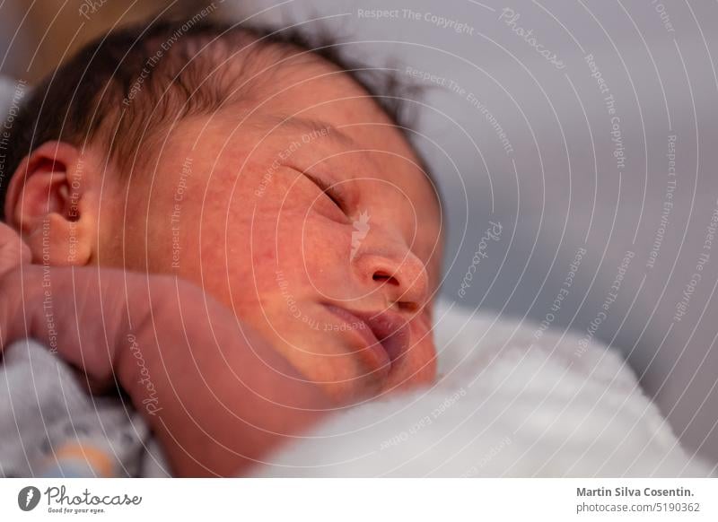 Neugeborenes in den ersten Stunden seines Lebens. bezaubernd Baby schön Bett Geburt Born Junge Pflege Kaukasier Kind Kindheit Klinik niedlich Tochter Arzt