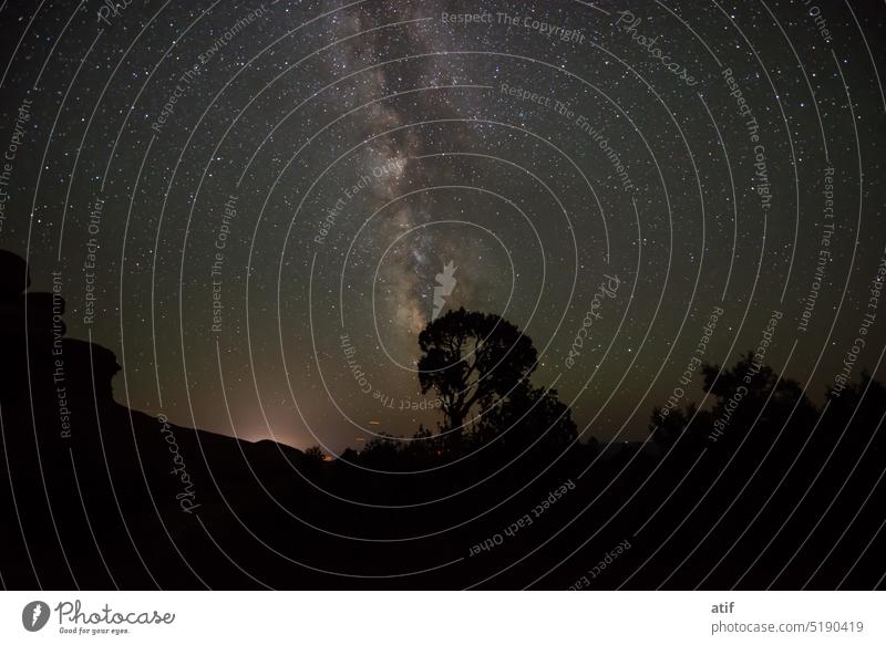 Panorama blauer Nachthimmel Milchstraße und Sterne auf dunklem Hintergrund.mit Rauschen und Körnung.Foto durch Langzeitbelichtung und Weißabgleich wählen