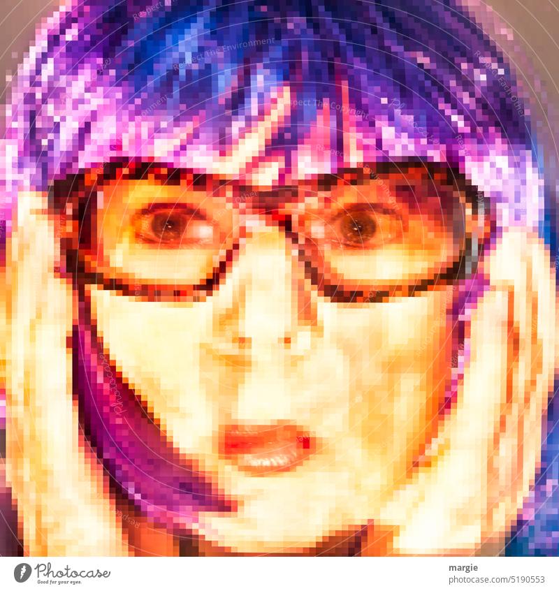 Entsetzte Frau mit  Brille, verpixelt Smiley Pixel pixelkunst Gesicht Gefühle Emotionen Hände feminin Blick Erwachsene Hände auf dem Gesicht Entsetzen Mensch