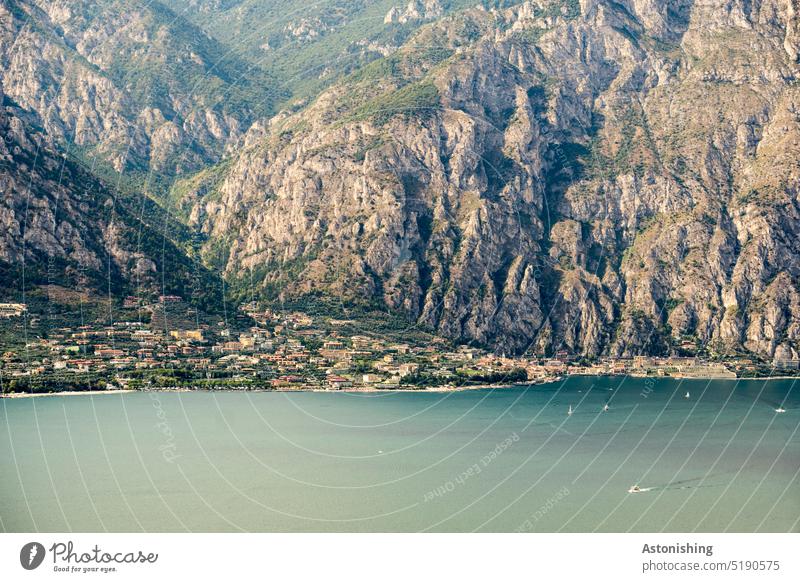 Blick auf Limone sul Garda, Gardasee, Italien 3 Lemone See Ufer Küste Berg hoch Höhe Wasser Stadt steil groß Horizont Wolken Aussicht Welle Blau grün Natur