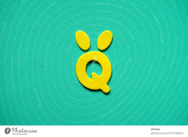 gelber stilisierter Osterhase in Form eines Q mit eierförmigen Ohren auf türkis Untergrund / Ostern bunt Ei Osterdeko Hasenohren Abstraktion Illustration