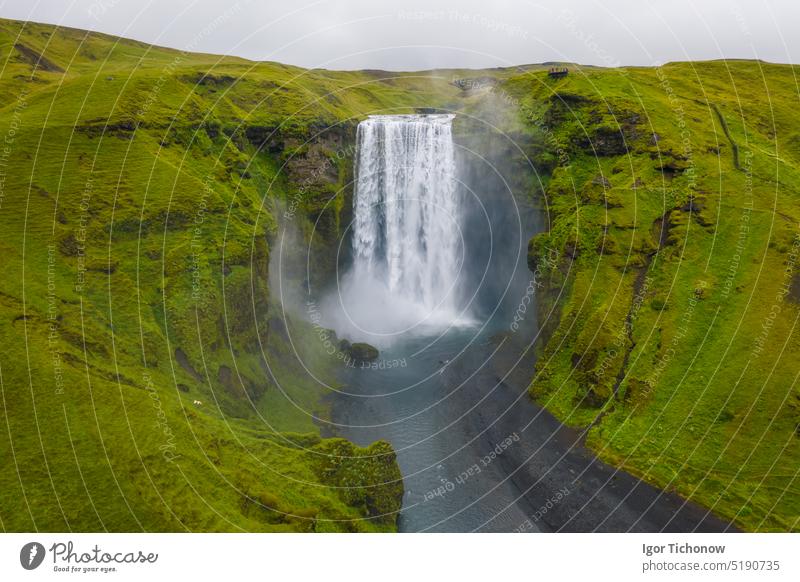 Island. Blick aus der Luft auf den Skogafoss Wasserfall. Landschaft in Island aus der Luft. Berühmter Ort in Island. Landschaft aus der Drohne. Reise-Konzept