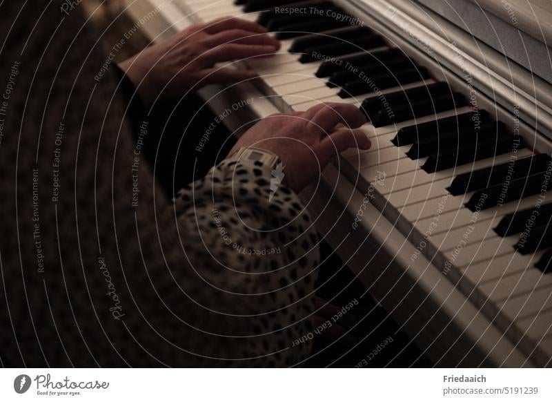 Zwei rechte Frauenhände am Klavier Hände Klavier spielen musizieren üben Tasten Musik Tasteninstrumente Freizeit & Hobby Detailaufnahme Nahaufnahme