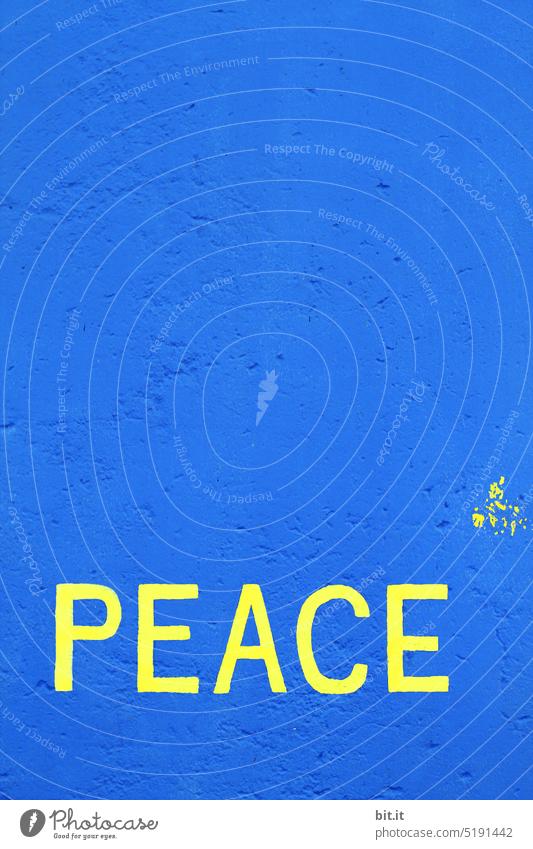 Peace, Frieden, gelbe Schrift auf blauer Wand. peaceful Krieg Solidarität Ukraine Zeichen Symbole & Metaphern Hoffnung Konflikt & Streit Friedenswunsch
