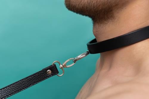 Mann mit Halsband Sklave Bart Erwachsene maskulin devot unterwürfig unterwürfigkeit Fetischismus fetisch nackt 18-30 Jahre farbiger Hintergrund Oberkörper