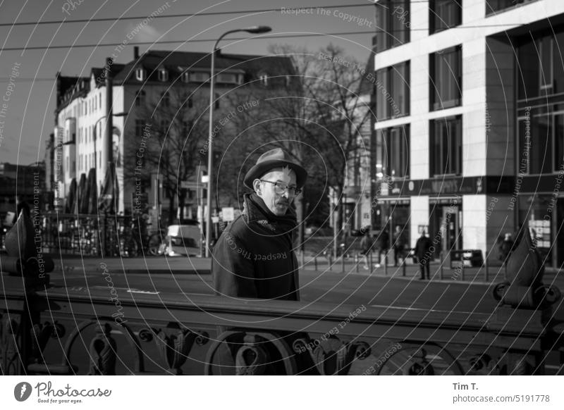 Mann mit Hut und Brille s/w Friedrichstraße Berlin Schwarzweißfoto Außenaufnahme Tag Stadt Hauptstadt Stadtzentrum Architektur bnw Berlin-Mitte