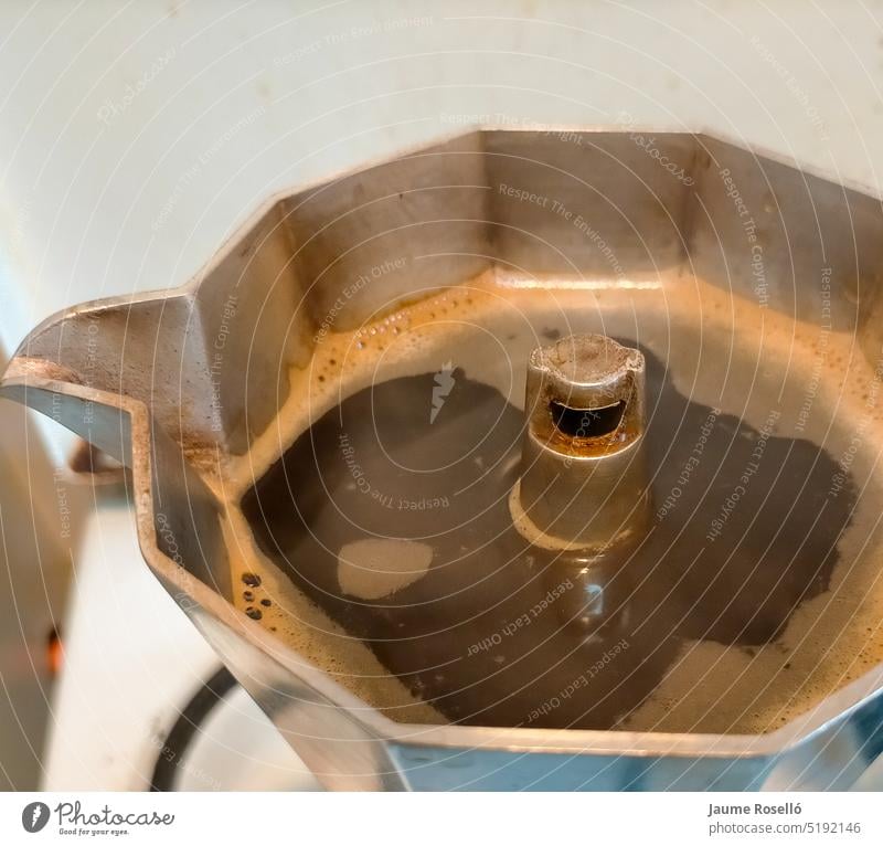 Nahaufnahme der Oberseite einer italienischen Kaffeekanne mit geöffnetem Deckel und frisch gebrühtem Kaffee Schatten Genuss fein grau Lebensstile Reichtum