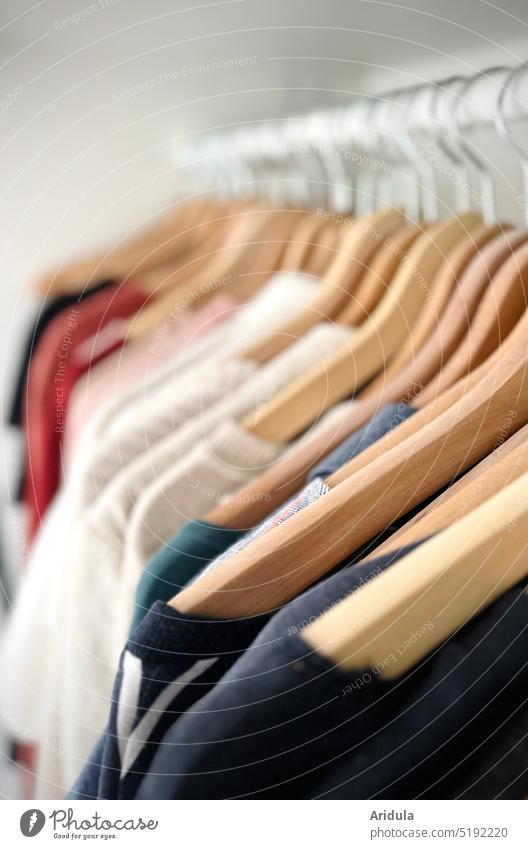 Textiler Überfluss | Bügel mit Kleidungsstücken hängen dicht an dicht im Kleiderschrank Textilien Klamotten Mode Oberteile Kleiderbügel Bekleidung Stoff Design