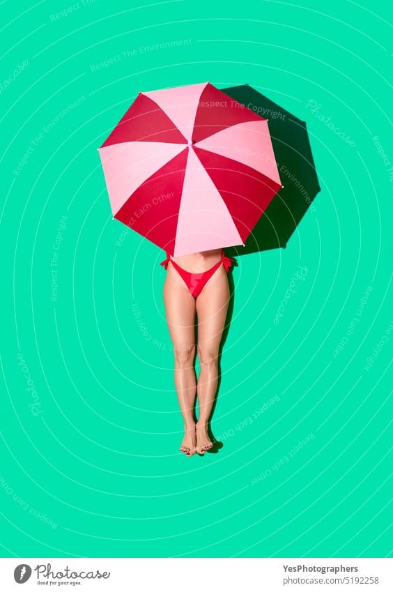 Sommer Strand Konzept, Frau Sonnenbaden, Draufsicht auf einem grünen Hintergrund 40s oben Antenne schön Bikini hell Farbe Textfreiraum Mode passen Glück