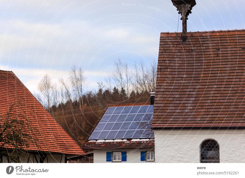 Photovoltaikanlage auf dem Dach eines Bauernhauses in Gaishaus bei Ravensburg in Baden Würtemberg an einem bewölkten Wintertag CO²-Neutralität Elektromobilität