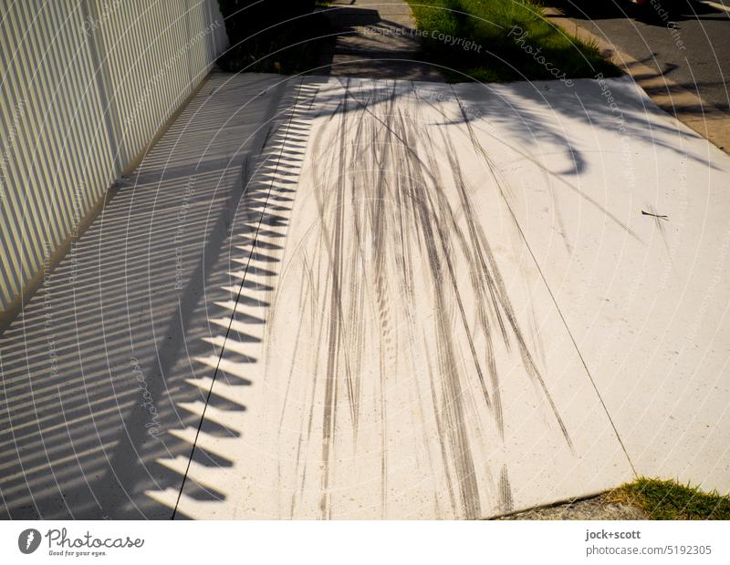 Radspuren auf weißem Untergrund Reifenspur Gateway Stockade Schattenspiel Bürgersteig Sonnenlicht Silhouette Strukturen & Formen Goldküste Queensland Australien