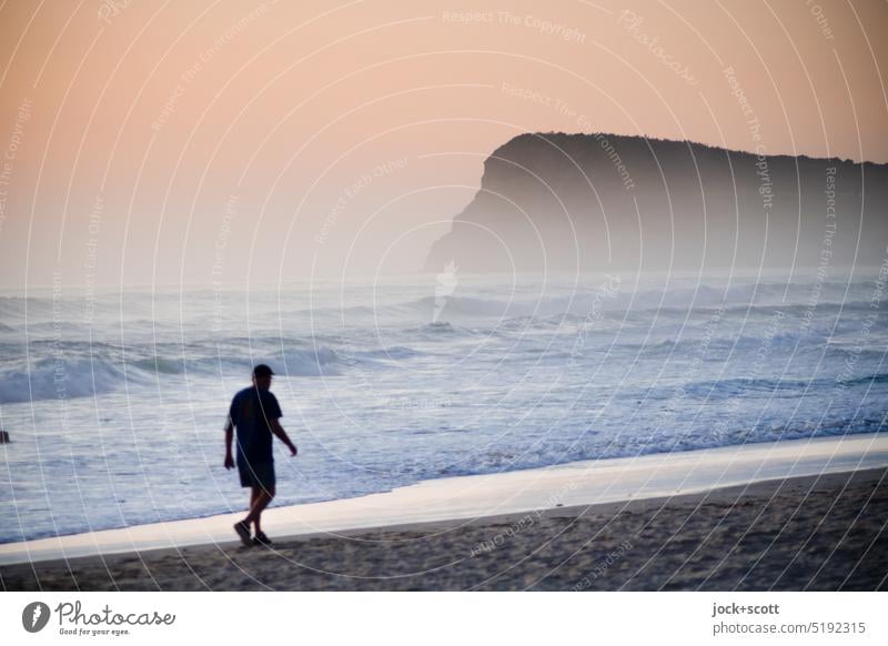 ein Spaziergang am frühen Morgen gibt Kraft für den kommenden Tag Mann Silhouette Strand Ferien & Urlaub & Reisen Meer Pazifik Himmel Wellen Brandung Küste