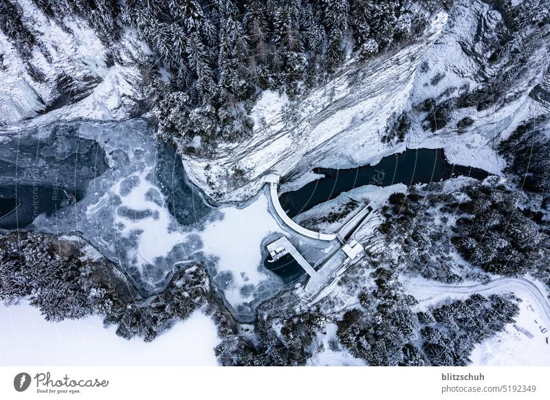 Luftaufnahme eines Wasserkraftwerks im WInter Strom Energie Stausee Schweiz Energiewirtschaft Berge u. Gebirge Kraft See Natur Elektrizität Landschaft Alpen