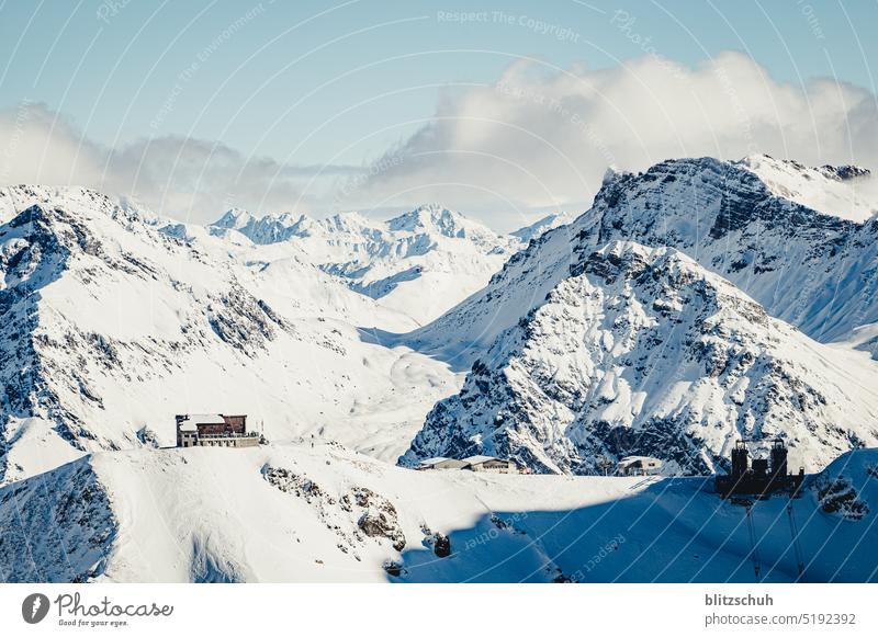 Gipfelhütte und Liftstation in den CH Alpen Sonne Nebel Skilift Berge u. Gebirge Schnee kalt Sesselbahn Winter Ferien & Urlaub & Reisen Winterurlaub Natur