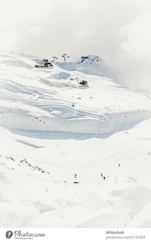 Skifahrer auf Skipiste über dem Nebel Freizeit & Hobby Berge Svizzera Swissalps Alps Mountains Switzerland Suisse Lenzerheide Graubuenden Graubünden Skigebiet