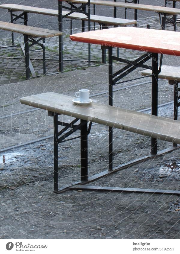 Kaffeepause Biergarten Kaffeetasse Tische Bänke leer schlechtes Wetter Pfütze Gartenwirtschaft Metall Holz Untertasse leergetrunken Feierabend Farbfoto