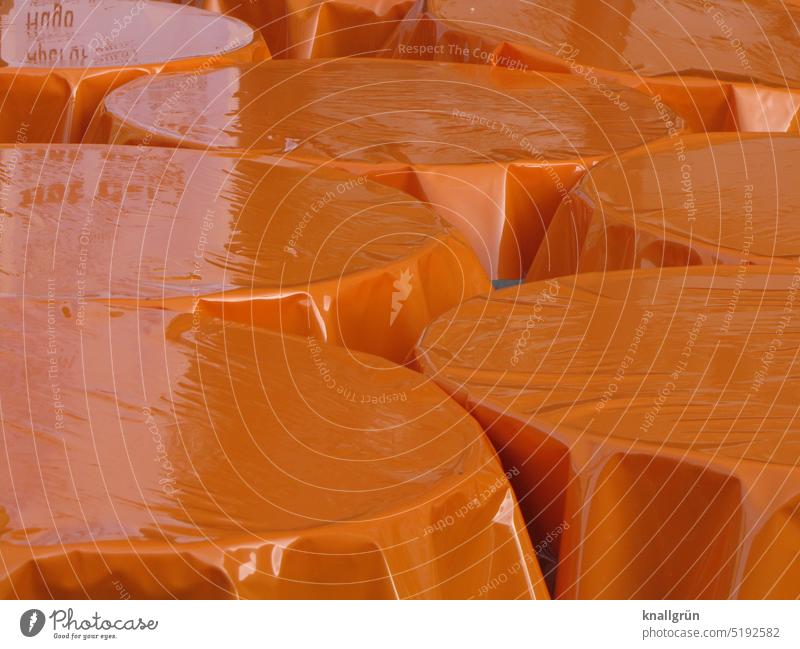 Stehtische mit orangefarbenen Lacktischdecken Tisch Tischdecke Menschenleer Gruppe dicht gedrängt glänzend Lichtreflexe Reflexion & Spiegelung