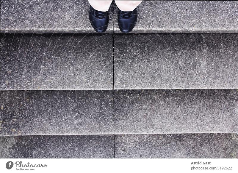 Eine Frau steht unentschlossen am Anfang einer Treppe frau füße beine treppe stufen treppenstufen angst unsicher unsicherheit schuhe gehen schwindel schwindlig