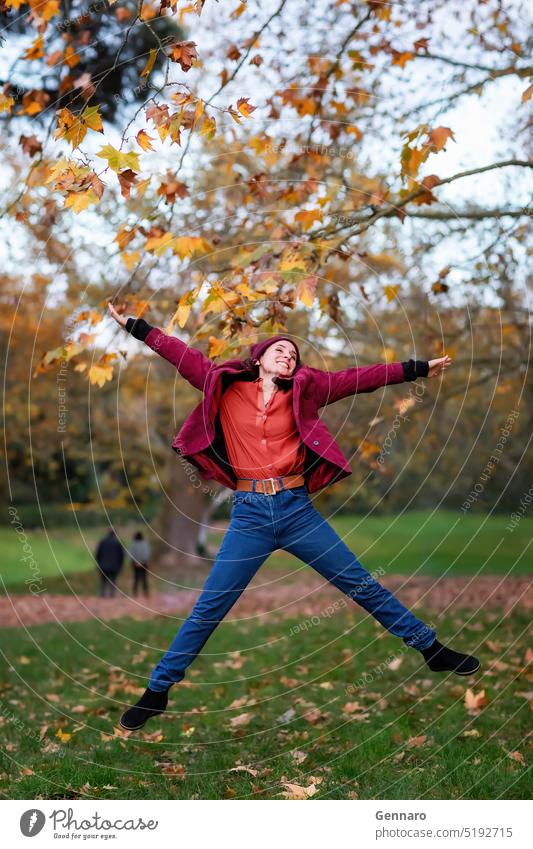 Das Mädchen springt in das herbstliche Laub der Natur. Kaukasier gelb Spaß Porträt Person hübsch Frau Lifestyle fallen im Freien Glück Park Herbst Herbstfarben