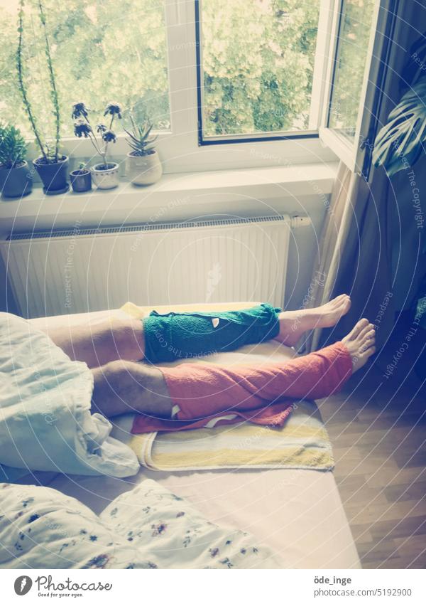 39,8°C Wadenwickel Fieber pastell Handtücher Fenster Bett liegen Beine Füße Bettdecke Fensterbrett Krankheit krank erhöhte Temperatur Grippe Virus Infektion