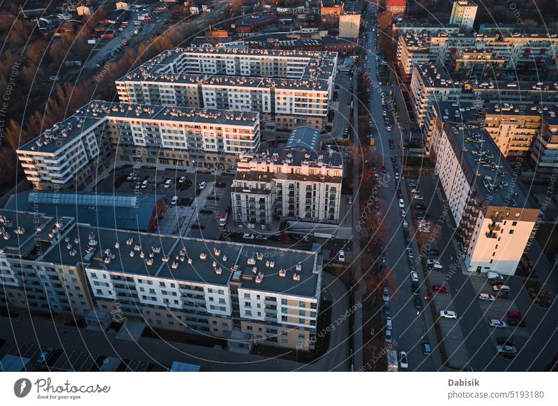 Luftaufnahme eines modernen Wohnkomplexes in einer europäischen Stadt Wohngebäude Gebäude wohnbedingt Appartement Architektur lebend Entwicklung Gemeinschaft