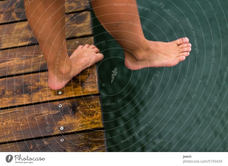 Auf der Kippe | kurzer Schritt bis zum Sprung ins kalte Wasser stehen Zehen Barfuß Beine Füße Mensch See nass Schwimmen & Baden Erfrischung Sommer Holzsteg