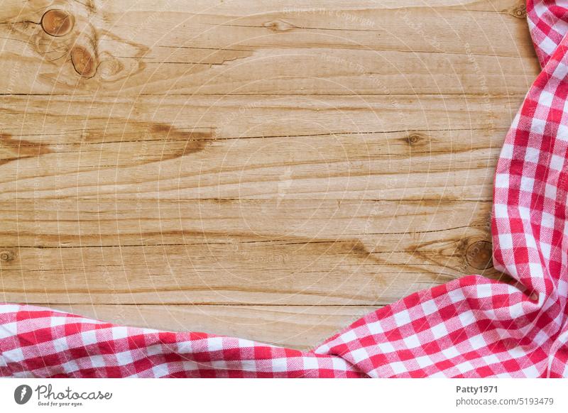 Rot-weiss kariertes Küchentuch auf einem hellen Holzhintergrund Schild rustikal Biergarten Tischtuch Serviette Gastronomie Holzbrett Dekoration