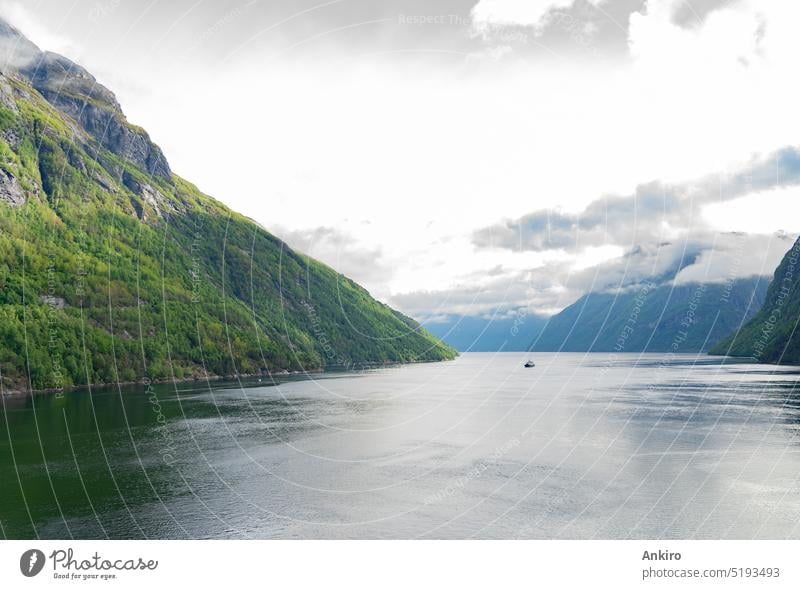 Schöne Fjordlandschaft mit einem Schiff bei Hellesylt in Norwegen Landschaft reisen Berge Schnee bedeckt Wolken niemand Natur hellesylt Fähre Boot Wasserfall